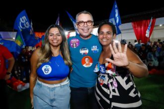 ”Eu ficava procurando uma cadeira em que pudesse sentar”, diz paciente do Opera Sergipe ao lado do governador Fábio