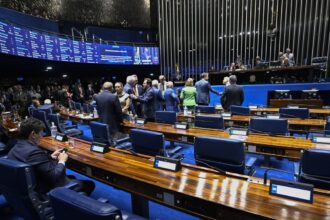 Aziz articula rito especial para levar PEC da escala 6×1 ao plenário