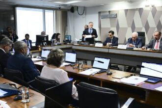 CCJ do Senado aprova PEC que acaba com jornada 6×1