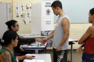 Caminhos da Reportagem: importância do voto para jovens e idosos