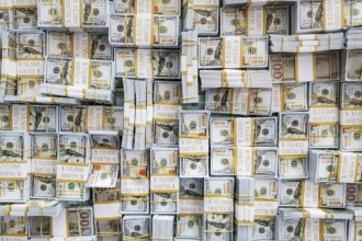 Com pessimismo externo, dólar sobe 0,47% e aproxima-se de R$ 5,20