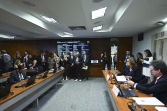 Comissão aprova MP da taxa das blusinhas: texto segue a plenários