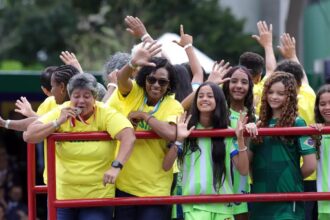 Desfile de 7 de Setembro homenageia pioneiras do futebol feminino