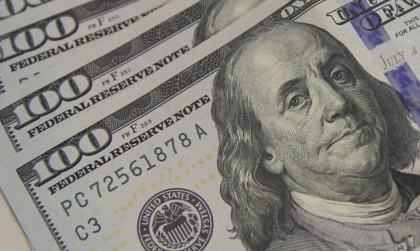 Dólar cai a R$ 5,08 e atinge menor valor em um mês