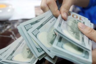 Dólar sobe e fecha perto de R$ 5,15 com aversão a risco