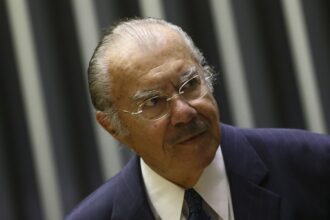 Ex-presidente José Sarney segue internado em hospital de São Paulo