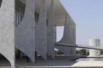 Isenção da “taxa das blusinhas” em compras até US$ 50 é sancionada