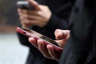 Jovem cria plataforma para ajudar nova geração de eleitores nas urnas