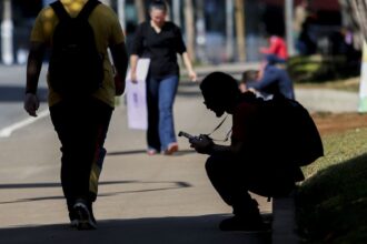 Percentual de jovens nem-nem no Brasil cai para 22,4%, mostra estudo