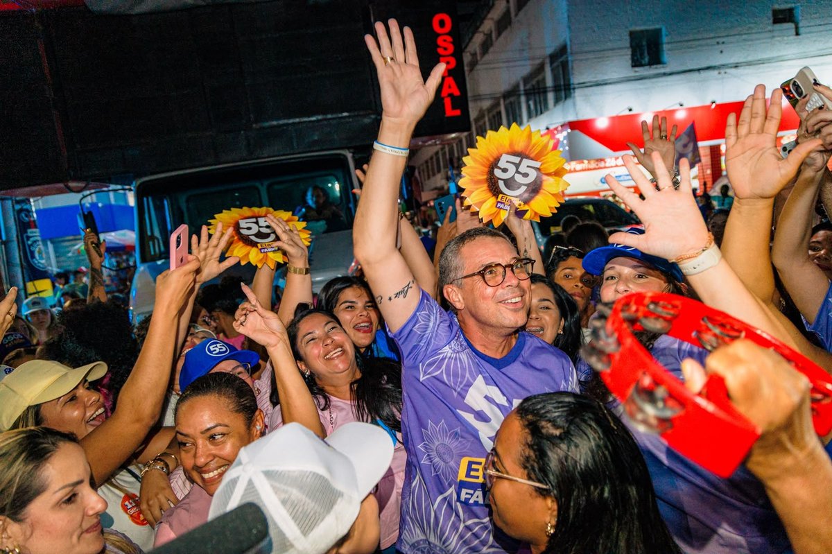 Participantes da caminhada Elas com Fábio na avenida, no Centro de Aracaju