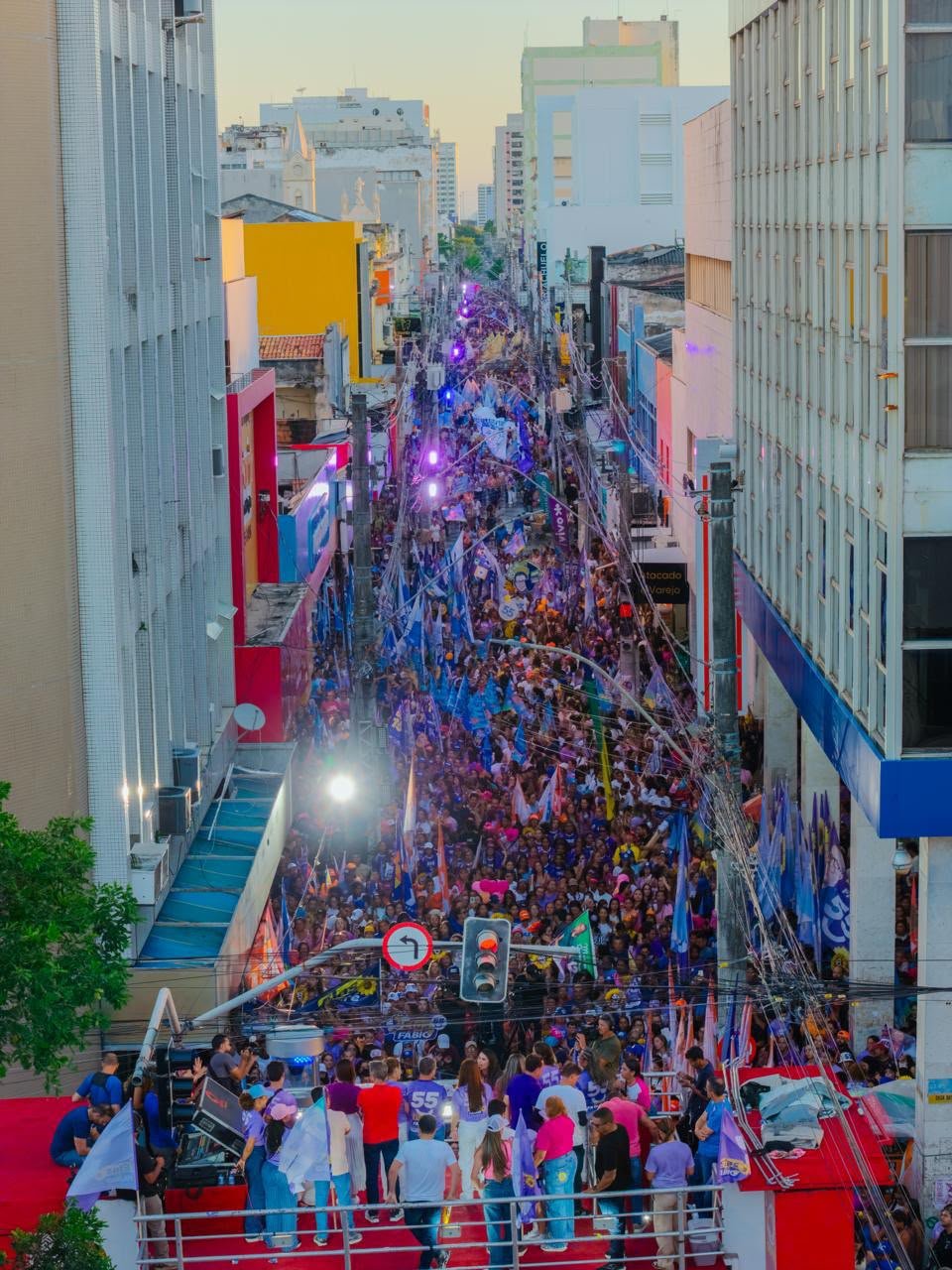 Participantes da caminhada Elas com Fábio na avenida, no Centro de Aracaju