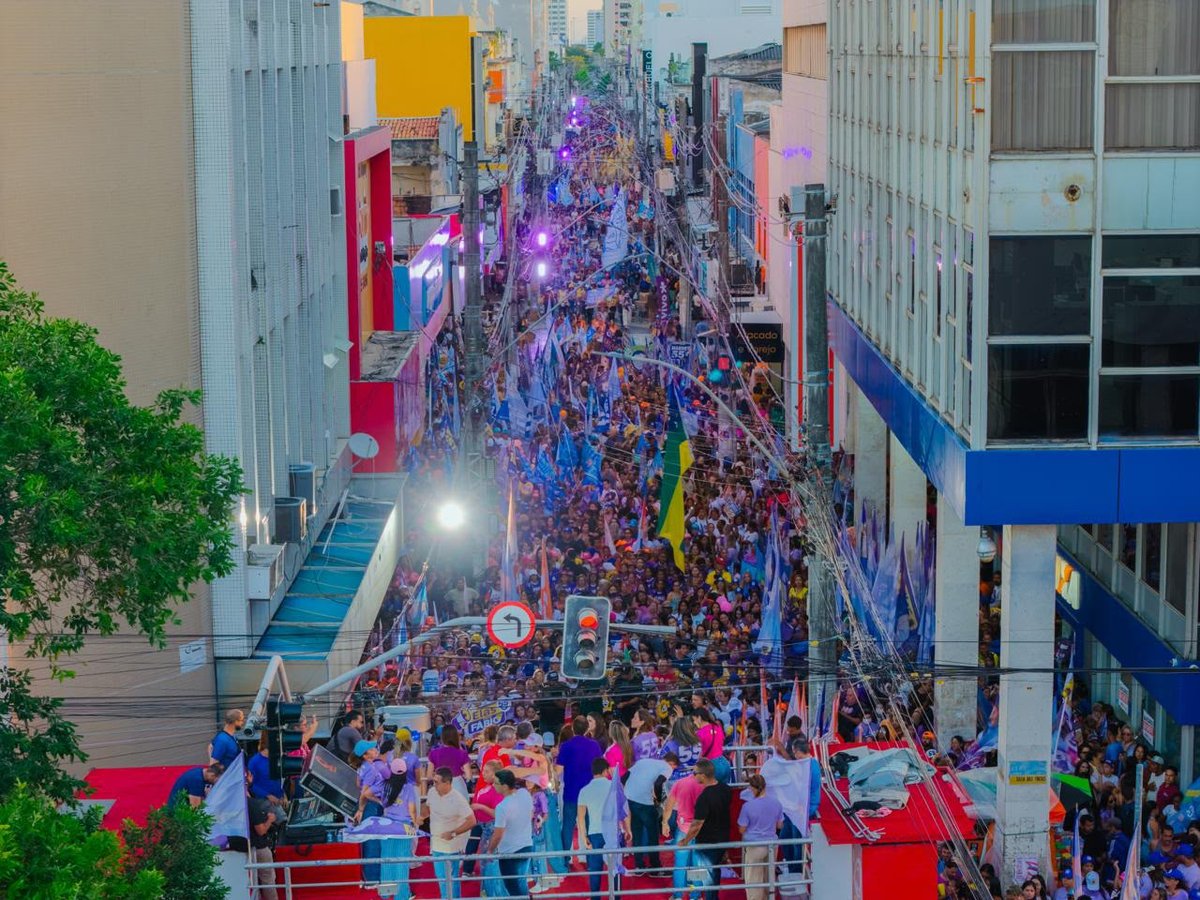 Multidão acompanha a caminhada de mulheres em apoio a Fábio Mitidieri em Aracaju
