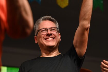 Delegado Alessandro lidera corrida ao Senado com 24,9% em pesquisa do Instituto França
