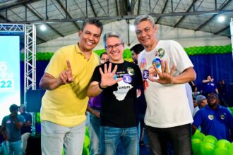 Delegado Alessandro encerra agenda de sábado com pisadinha e apoio de Humberto e Pato Maravilha em Umbaúba
