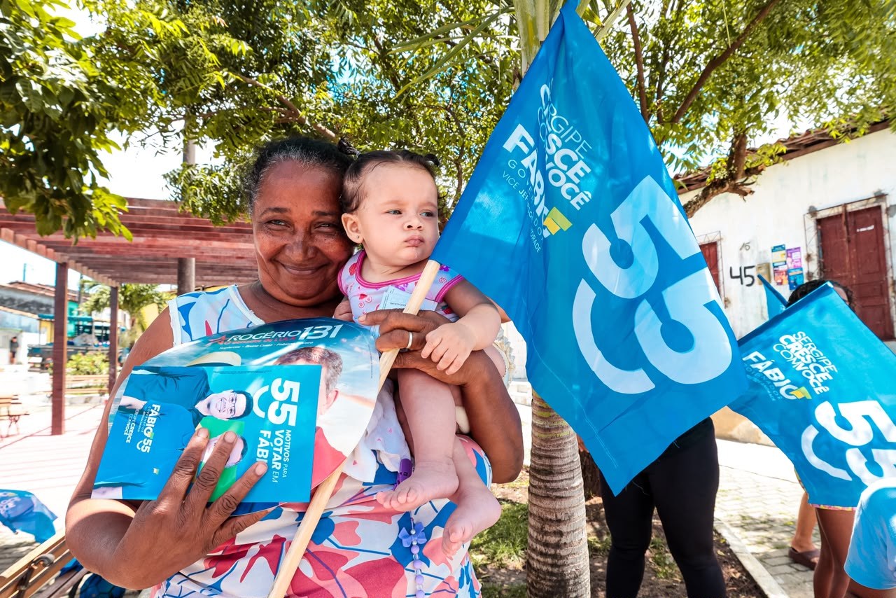 Moradores levam bandeiras da campanha em Maruim