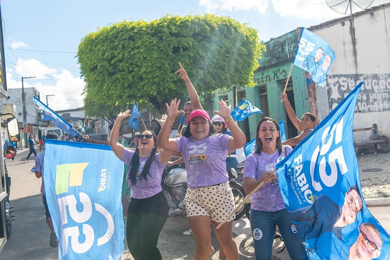 Bandeiras da campanha nas ruas de Carmópolis
