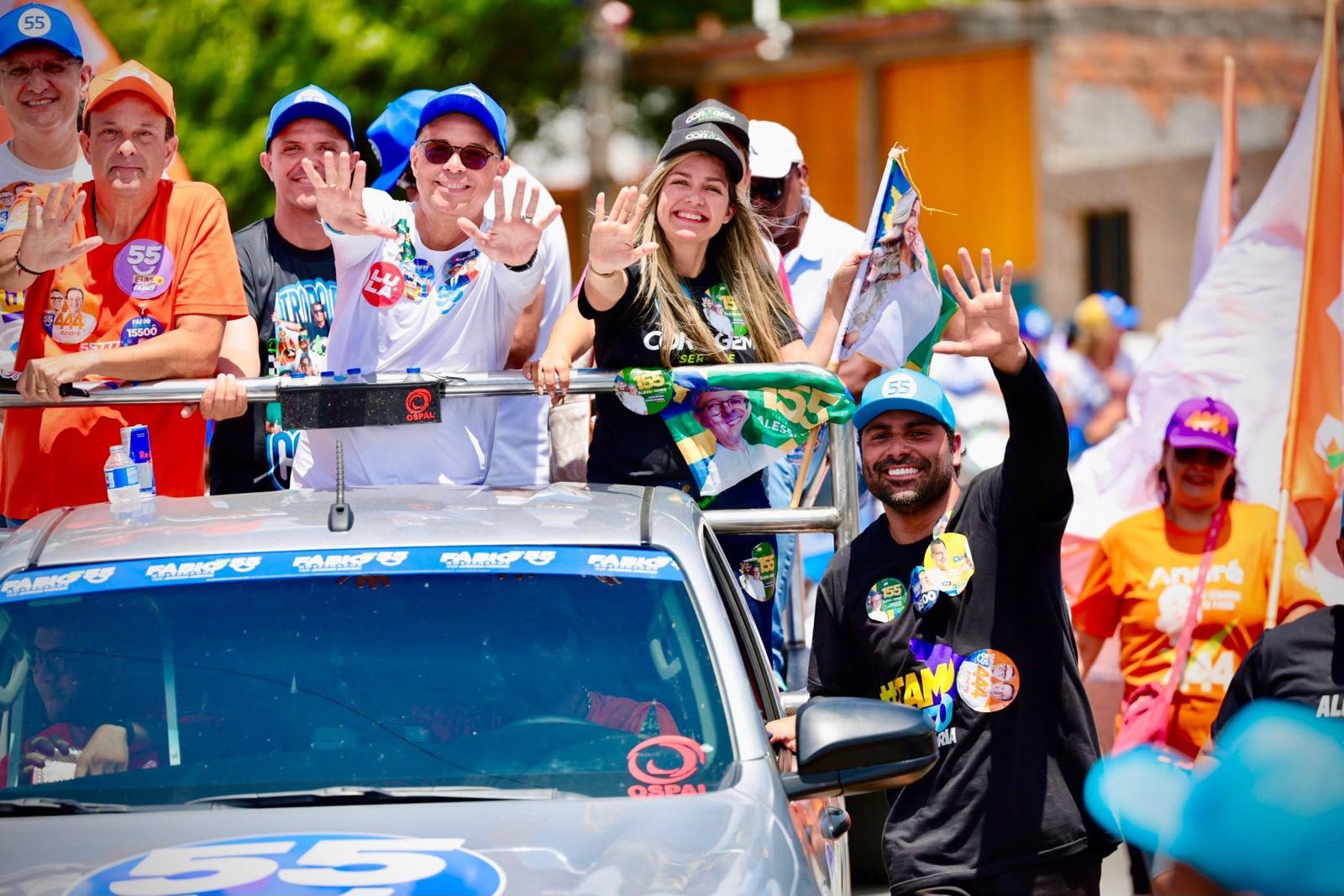 O governador Fábio Mitidieri durante carreata em Nossa Senhora do Socorro
