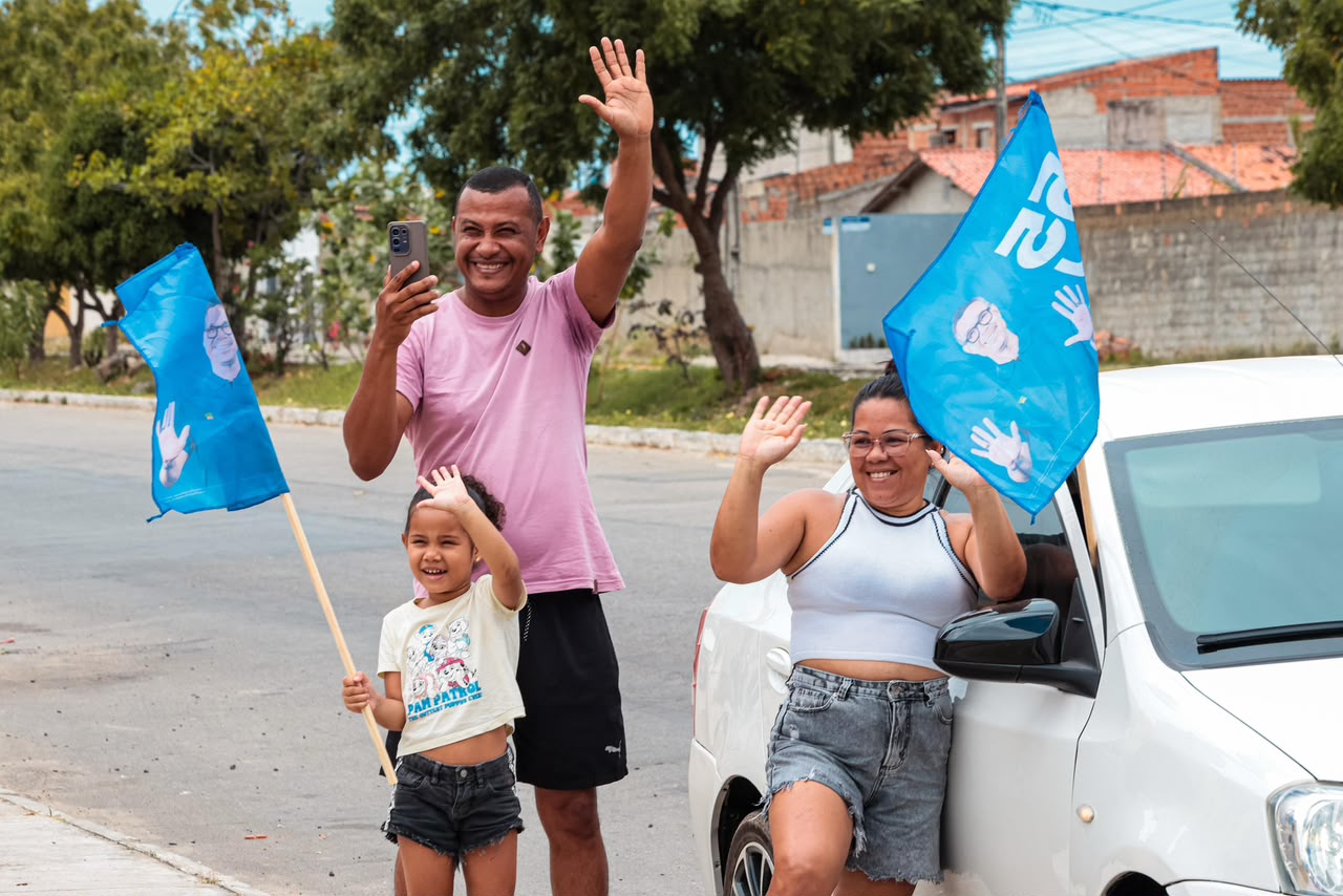Governador Fábio Mitidieri durante caminhada na Zona Sul de Aracaju