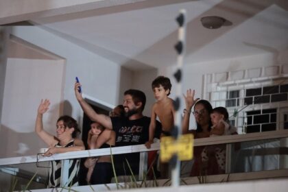 Aracajuanos marcam presença e abraçam Fábio Mitidieri em minicarreata no Inácio Barbosa