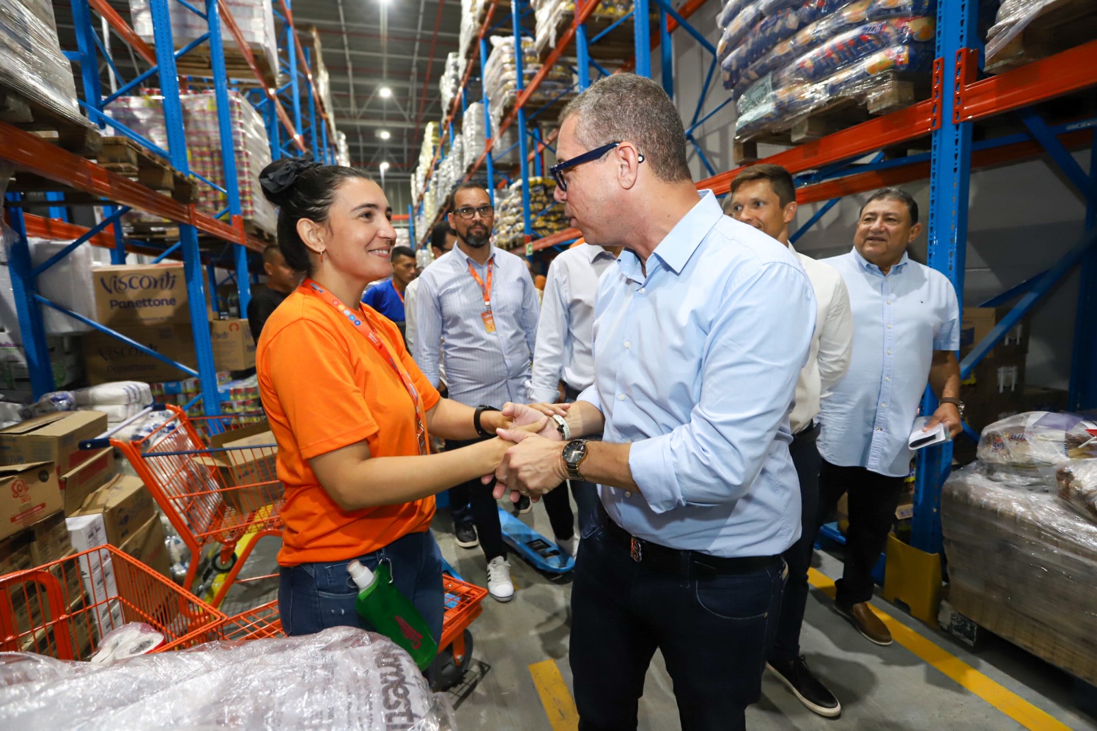 O governador conversa com trabalhadora em centro de distribuição