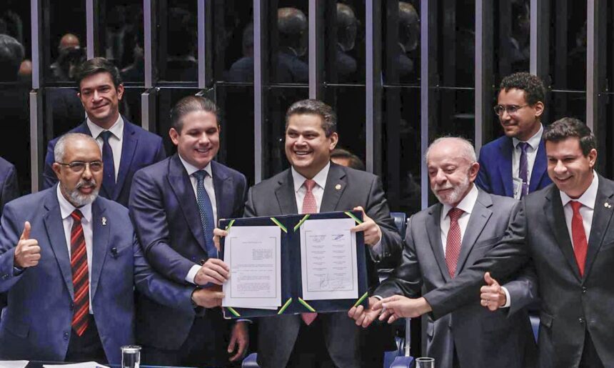 Alcolumbre homenageia Paim no fim da 6×1; entenda motivo