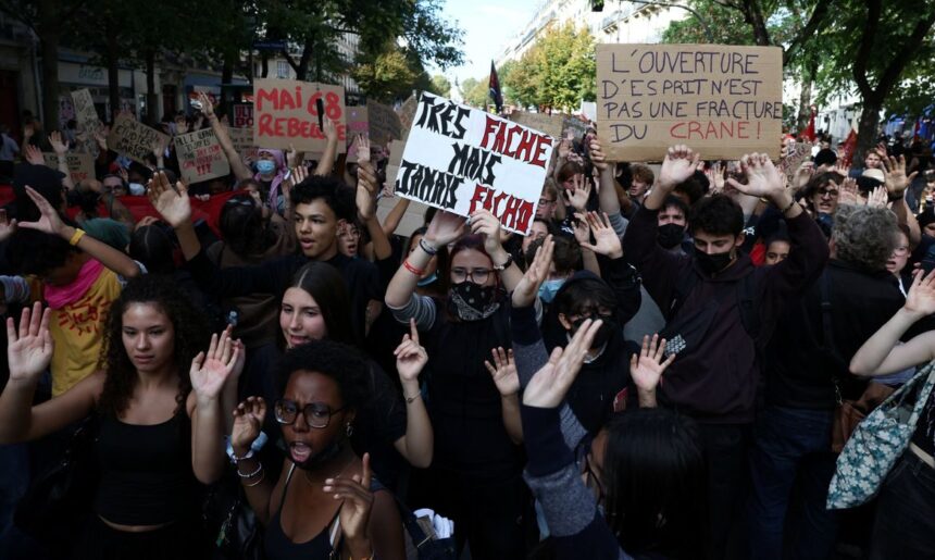 Alunos e professores protestam na França no maior dia de mobilização