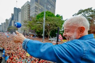 Ato pela reeleição de Lula leva milhares à Avenida Paulista