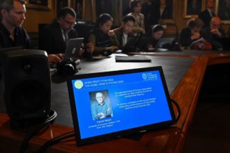 Belga que descobriu menor partícula do universo recebe Nobel de Física
