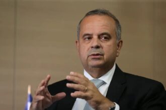 Coordenador de campanha se diz surpreso com fuga de Flávio