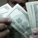 Dólar cai a R$ 4,98 e acumula perda de 4,44% na semana