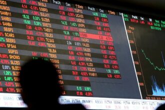 Dólar cai a R$ 5, e bolsa sobe quase 8% após primeiro turno