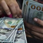 Dólar cai quase 1%, e Ibovespa recua após tombo eleitoral