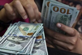 Dólar cai quase 1%, e Ibovespa recua após tombo eleitoral