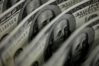 Dólar sobe 8,21%, e bolsa cai 13,88% após reeleição de Lula
