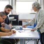 Eleitores do Rio seguem em fila de votação até depois das 19h