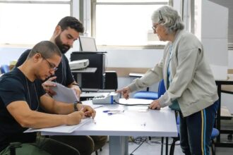 Eleitores do Rio seguem em fila de votação até depois das 19h