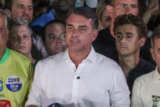 Em carta golpista, Flávio agradece Milei e Trump por apoio para fuga
