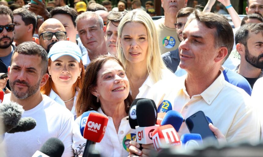 Flávio Bolsonaro faz ato no Rio ao lado de Douglas Ruas