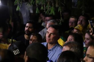 Flávio Bolsonaro impõe condições para liberar sigilos