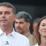 Flávio Bolsonaro participa de missa na Catedral de Brasília