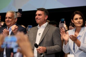 Flávio Bolsonaro recebe apoio de partidos e fala em mudar Constituição