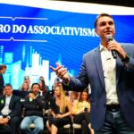 Flávio faz visita ao pai em prisão domiciliar e recebe apoios em SP