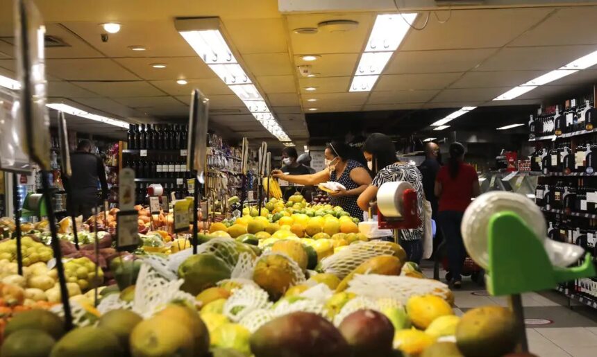 INPC, inflação que corrige salários, acumula 4,29% em 12 meses