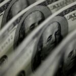 Ibovespa cai 2,68%, e dólar fecha em leve baixa a R$ 5,34