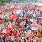 Milhares ocupam Copacabana em ato pela democracia e em apoio a Lula