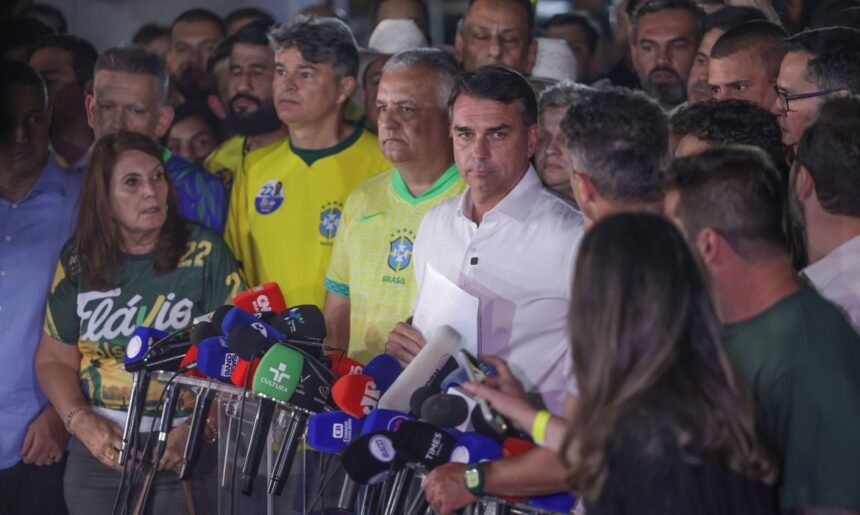 Moraes manda Flávio entregar passaporte e o proíbe de deixar o país