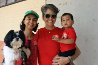 Pais levam filhos a seções eleitorais para ensinar democracia