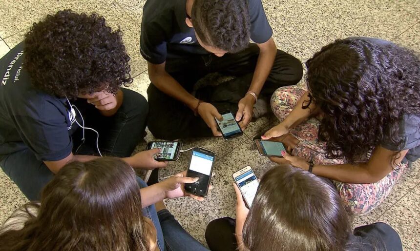 Pesquisa mostra que 82% são contra crianças de até 3 anos com celular