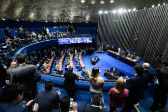 Senado vota PEC pelo fim da escala 6×1