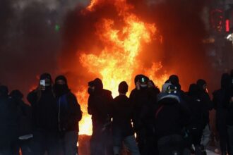 Tensões voltam a crescer; França contabiliza custos de protestos